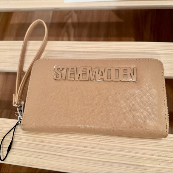 Steve Madden Handbags - NEW Steve Madden Beige Zip-Around Wristlet Wallet